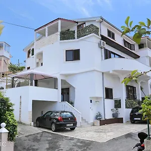 https://apartments-bagaric.hotels-in-trogir.com